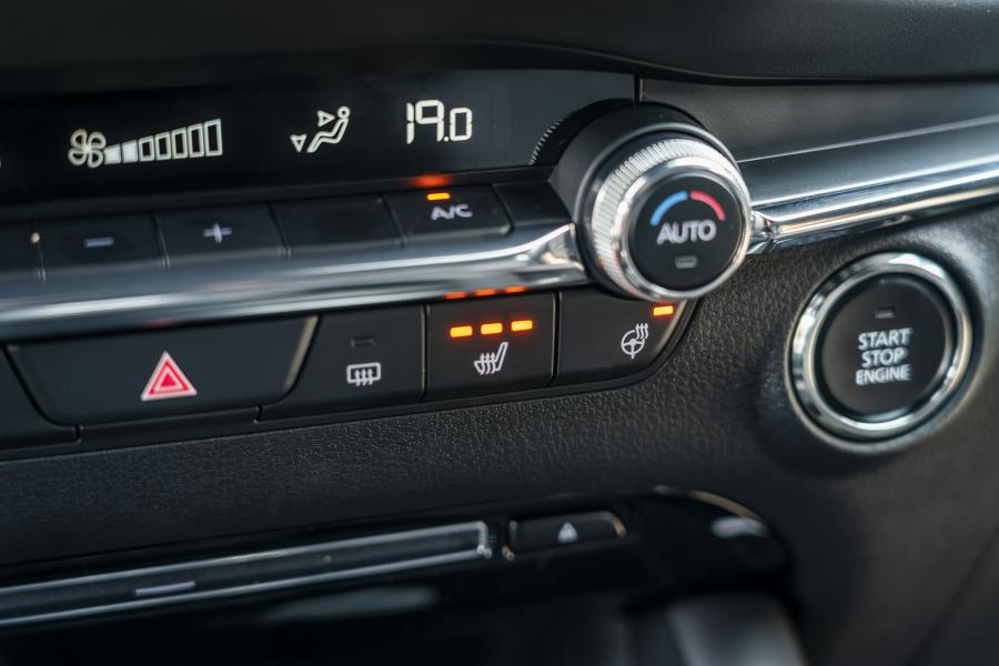 Детали интерьера Mazda3 Skyactiv-G GT Sport Hatchback 2019 года  (UK) (фото 70 из 83)